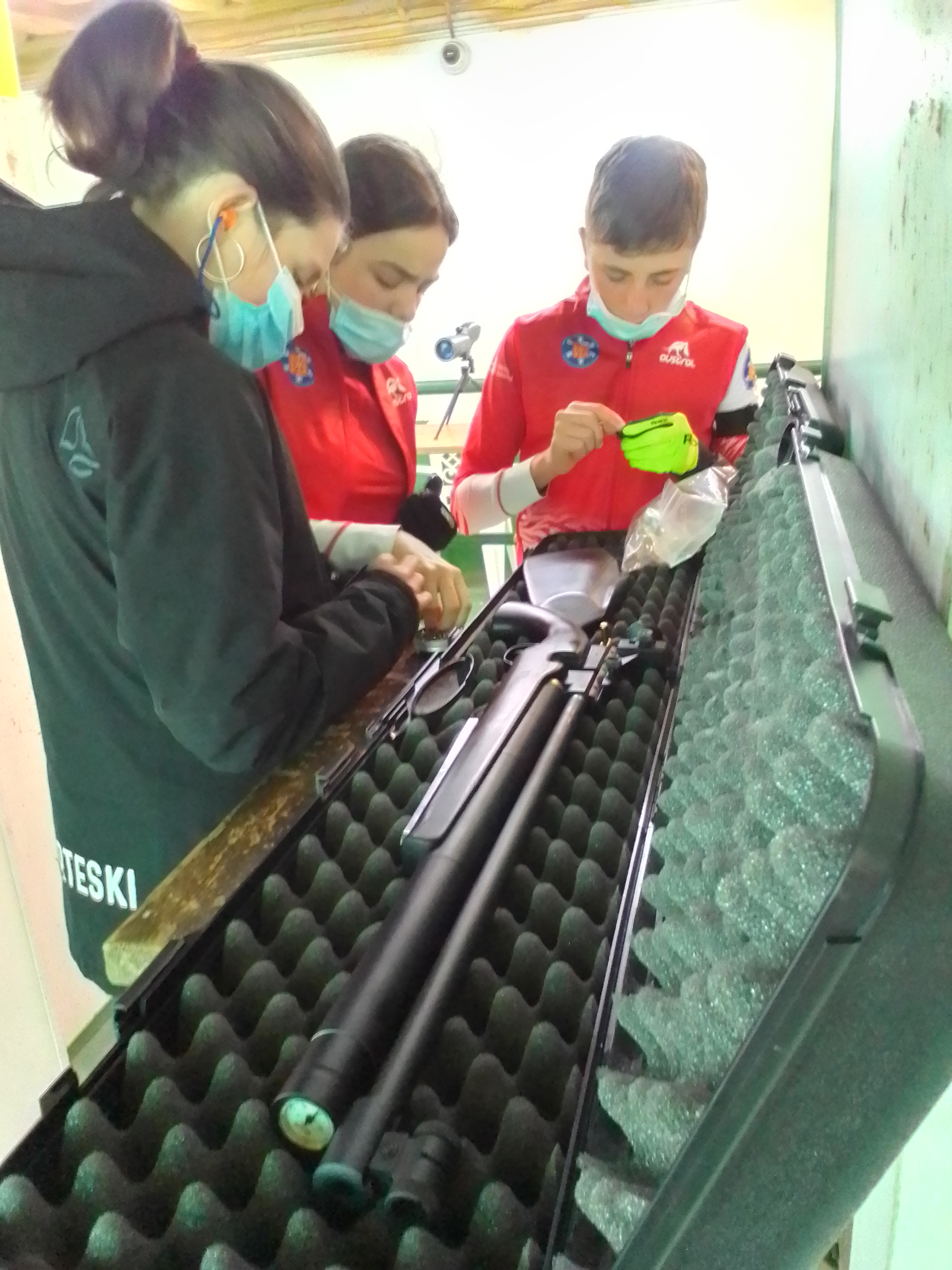 Nueva equipación para el equipo de biathlon de la federación navarra